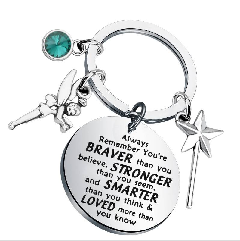 Silberner Schlüsselanhänger mit Fee-, Stern- und blaugrünem Edelstein-Charms; rundes Etikett liest „Always Remember You're BRAVER than you believe..." (Denk immer daran, du bist mutiger, als du glaubst...)