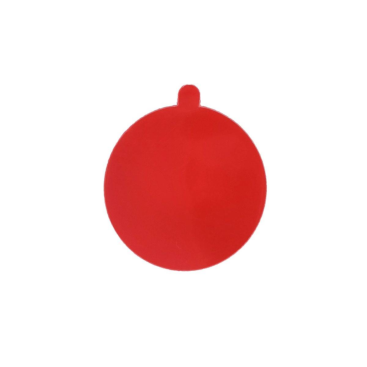 Rotes kreisförmiges Ornament oder Deckel mit einer kleinen Lasche oben, zentriert auf weißem Hintergrund.