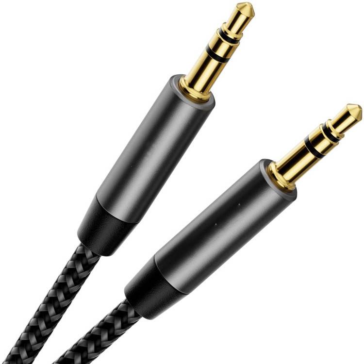 Zwei geflochtene Audiokabel mit vergoldeten 3,5-mm-Klinkensteckern auf weißem Hintergrund.