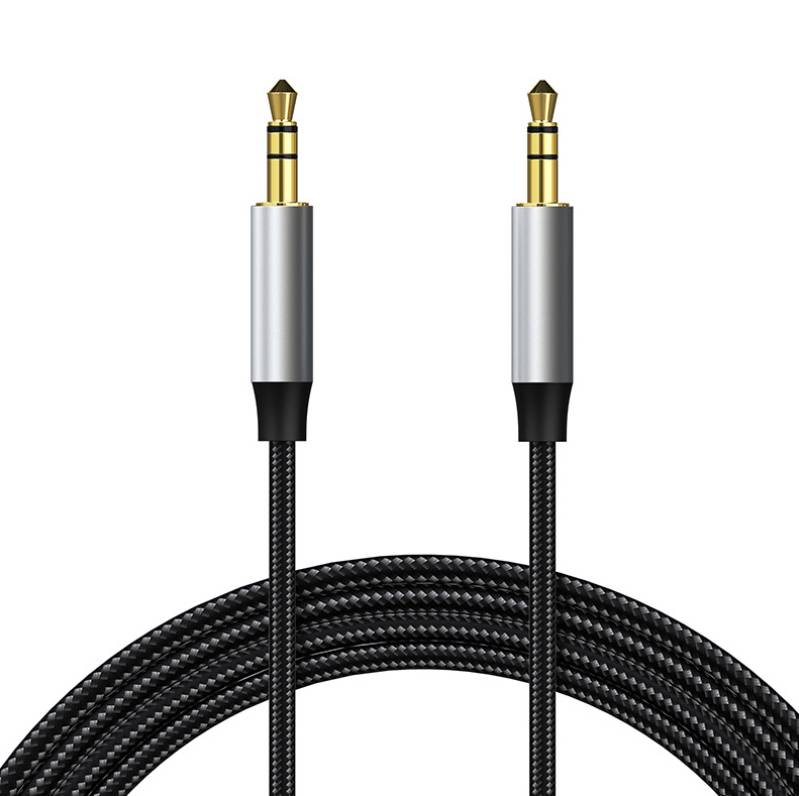 Schwarzes geflochtenes Audiokabel mit zwei vergoldeten 1/4-Zoll-Buchsensteckern auf weißem Hintergrund.