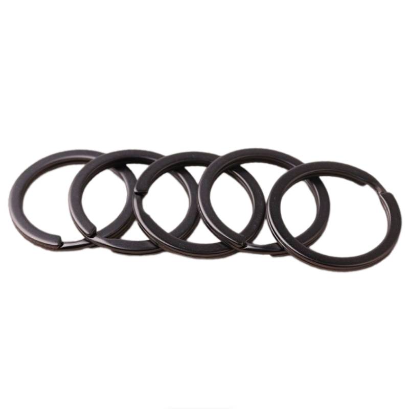 Fünf schwarze Metallschlüsselringe, die sich auf weißem Hintergrund überlappen.
