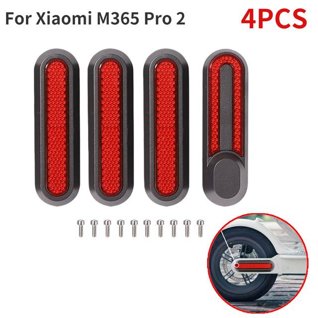 Vier rote reflektierende Felgenaufkleber für Xiaomi M365 Pro 2, gezeigt als 4 Stücke mit Befestigungsschrauben und einem Beispiel für die Radmontage.