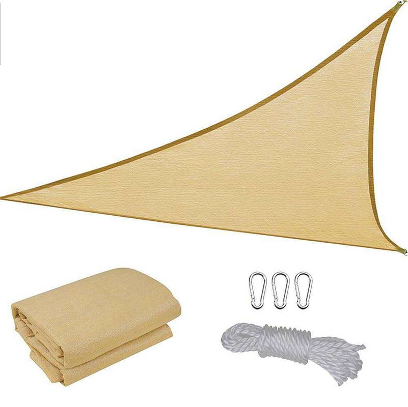 Beige dreieckiges Sonnensegel mit mitgeliefertem gefalteten Stoff, drei Metallklammern und weißem Seil für die Installation.