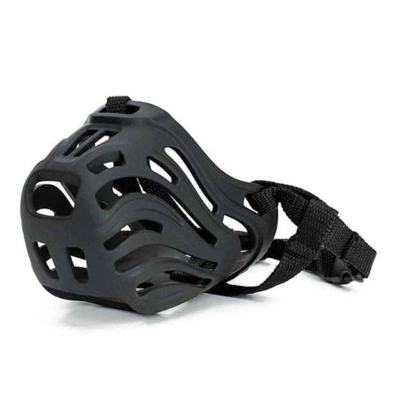 Schwarzer Schutzhelm oder Gesichtsschutz mit verstellbarem Riemen auf weißem Hintergrund.