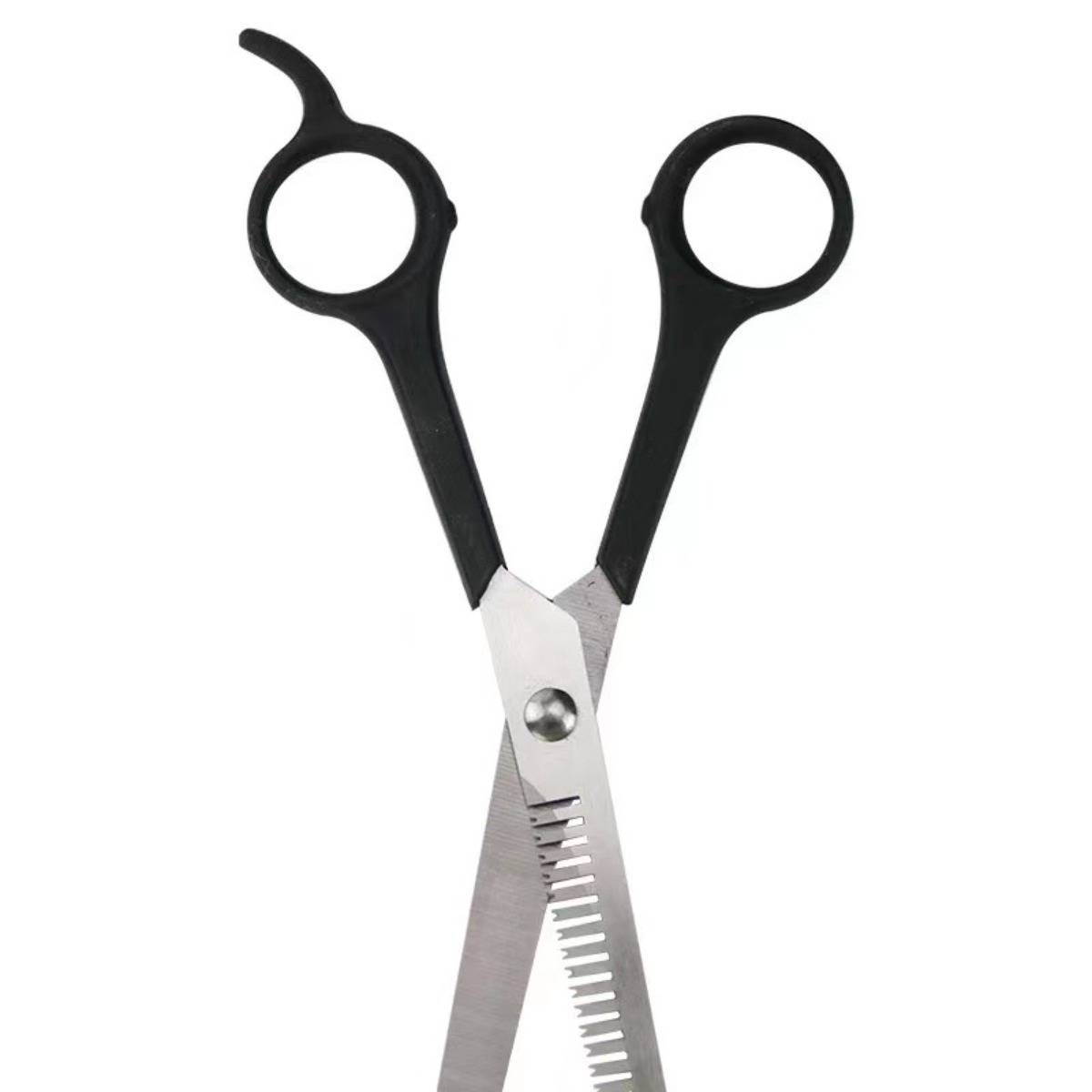 Haarschneidescheren zum Ausdünnen mit schwarzen Fingerschlaufen und gezahnten Klingen auf weißem Hintergrund.