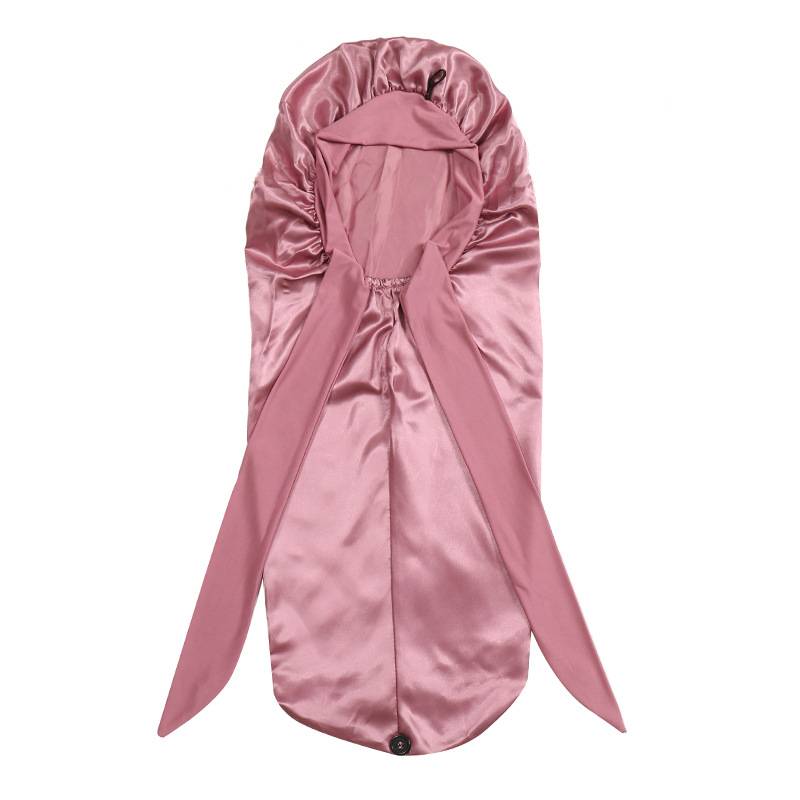 Rosa Satin-Baby-Schlafsack mit Kapuze zum Zusammenziehen und langen Seitenbändern, auf weißem Hintergrund gezeigt.