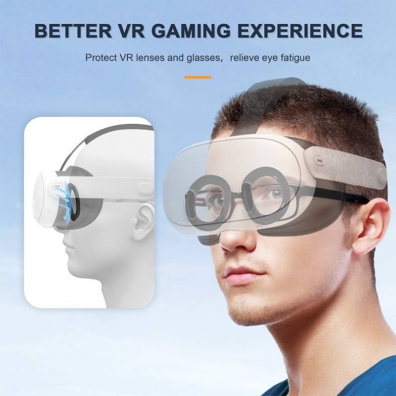 Werbegrafik eines Mannes, der ein VR-Headset über einer Brille trägt, mit eingefügter Seitenansicht, die ein besseres VR-Spielerlebnis und Linsenschutz bewirbt.