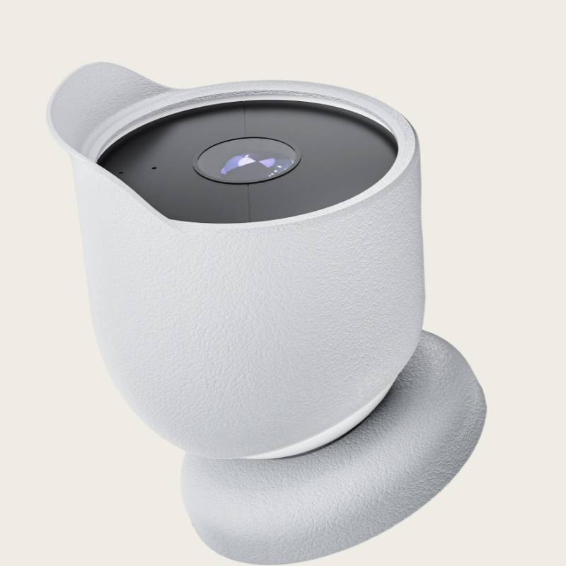 Weißer zylindrischer intelligenter Lautsprecher oder Sensor mit dunkler Oberseite und kreisförmigem Anzeigelicht, dargestellt in einer produktgestalteten Visualisierung vor hellem Hintergrund.