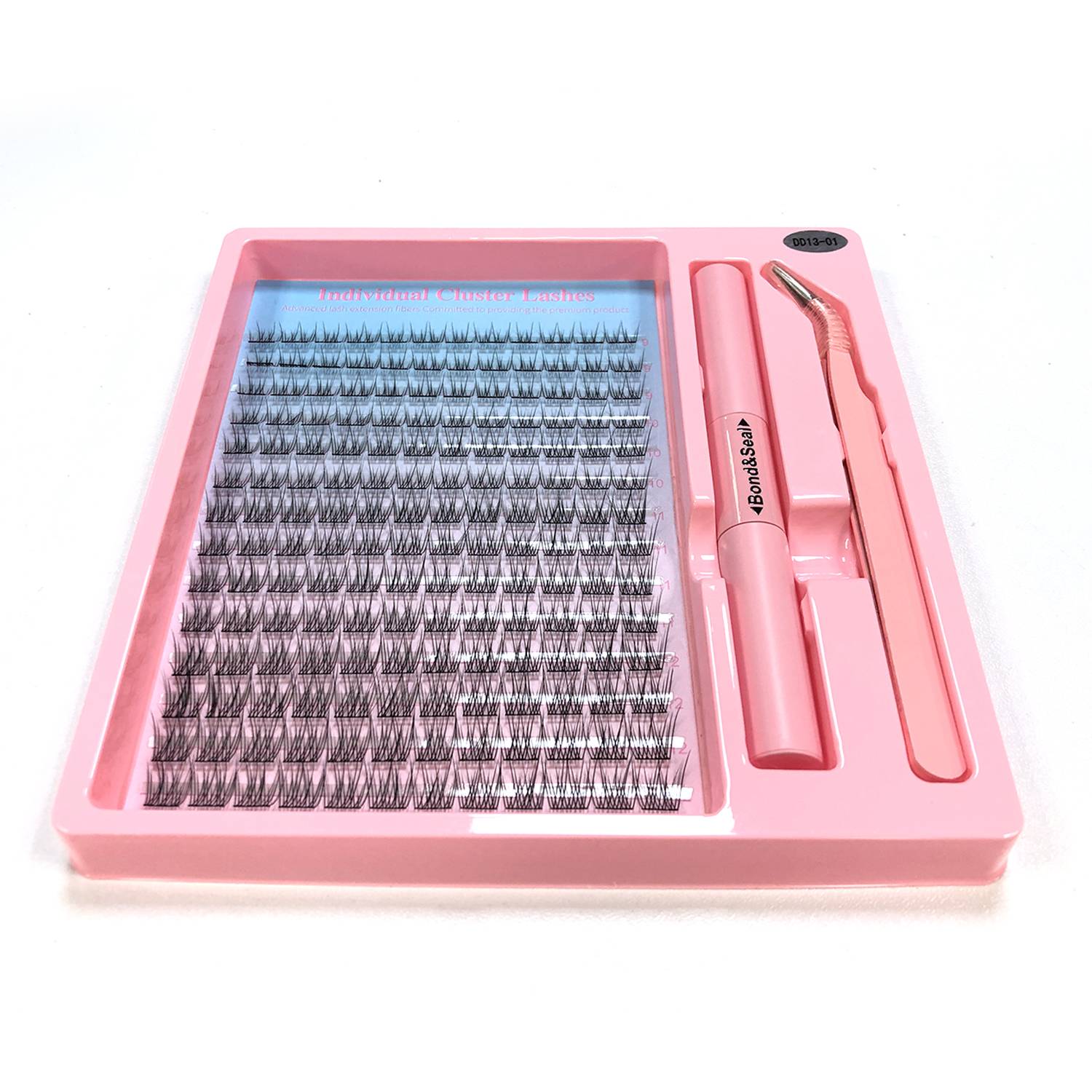 Kit zur Wimpernverlängerung in Rosa mit einem Tablett mit künstlichen Wimpern, Rosa-Klebstofftuben und Applikator-Werkzeug in einem Kunststoffkoffer.