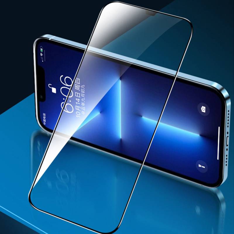 Ein Smartphone mit einer durchsichtigen Glasschutzfolie, die über dem Display ausgerichtet ist, auf blauem Hintergrund gezeigt, um Passform und Abdeckung zu demonstrieren.