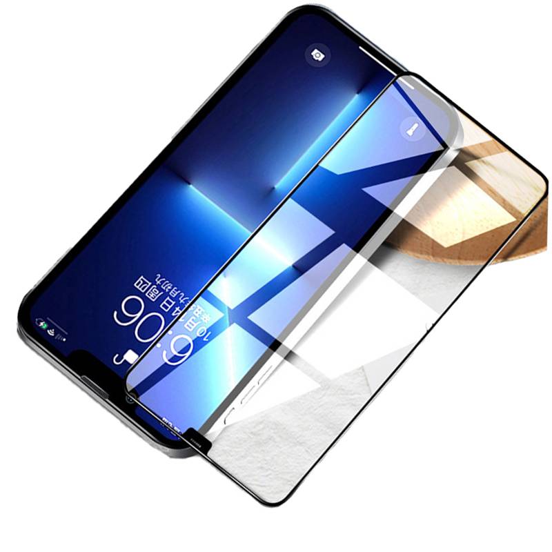 Smartphone mit einer Schutzfolie, die angebracht wird, wobei ein klarer Schutzfilm über dem Display ausgerichtet ist.
