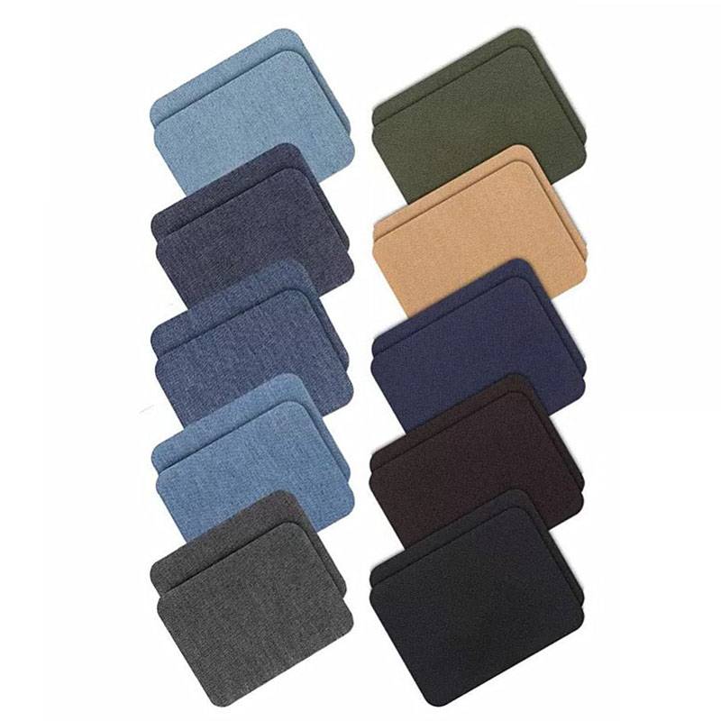 Zehn gefaltete Stoffquadrate in zwei Spalten, mit verschiedenen Farben einschließlich Blau, Marineblau, Beige, Grau, Braun und Schwarz.