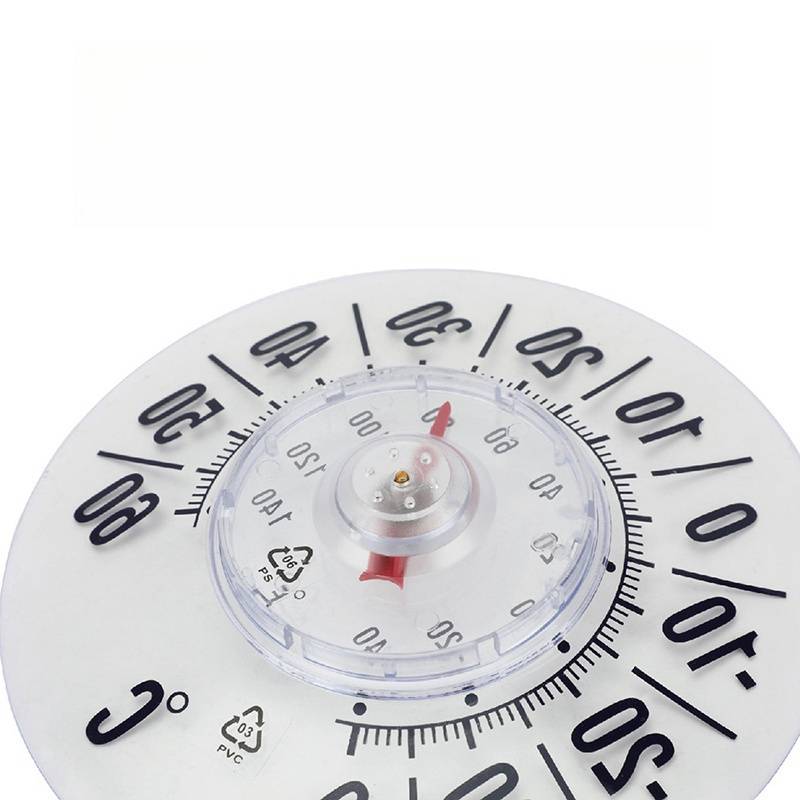 Nahaufnahme eines kreisförmigen analogen Thermometerzifferblatts mit Temperaturen von 0 bis 50 Grad Celsius und einem roten Zeiger.