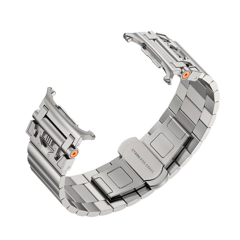 Silberarmband aus Edelstahl mit Uhrenverschluss isoliert auf weißem Hintergrund