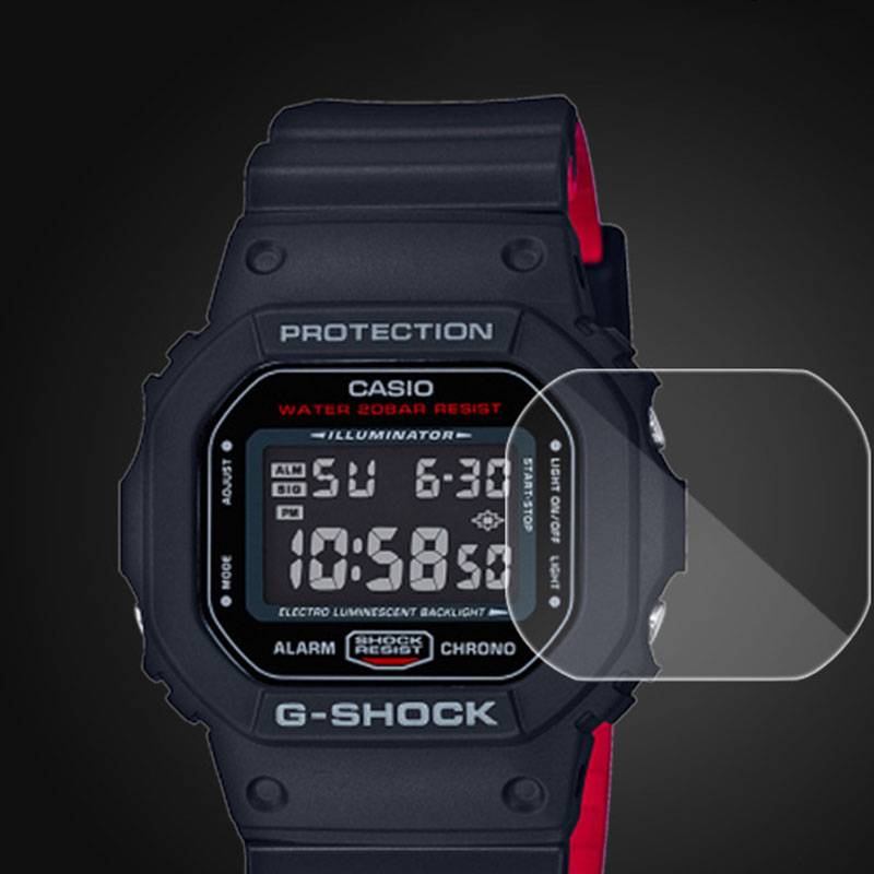 Schwarze Casio G-SHOCK Digitalarmbanduhr mit roten Akzenten, die die Zeit auf ihrem LCD-Display anzeigt.