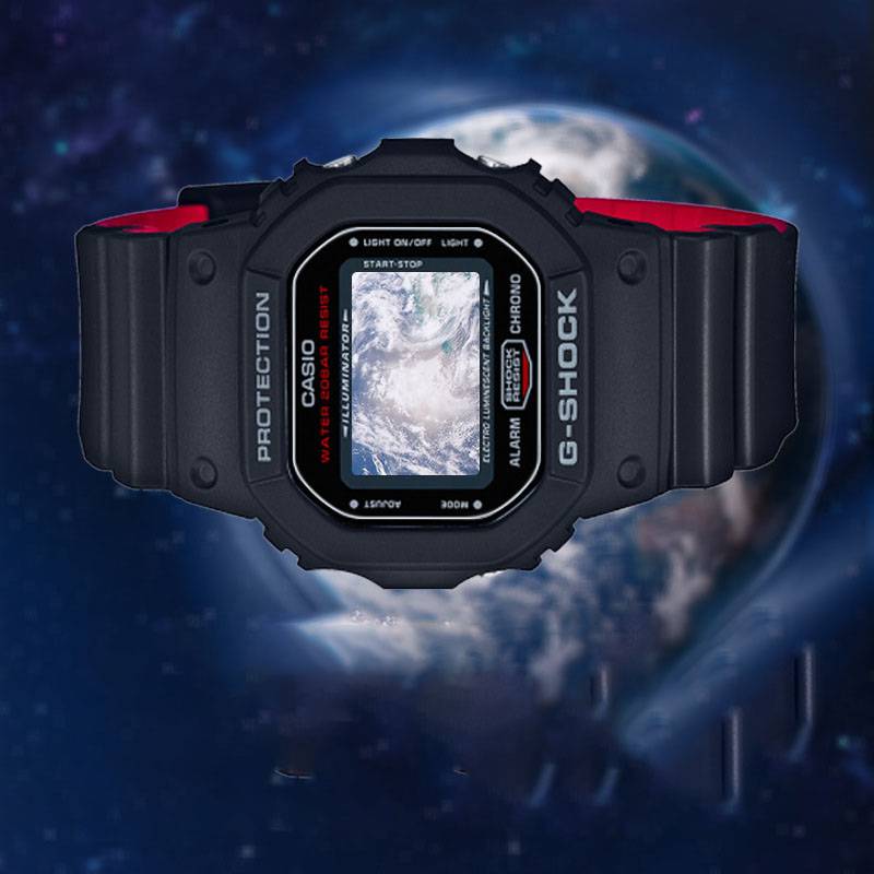 Schwarze Casio G-Shock Uhr mit der Erde auf dem Zifferblatt vor einem Weltraum-Hintergrund.