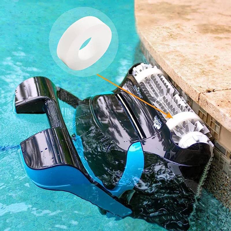 Ein Poolreinigungsroboter am Poolrand, mit einer Vergrößerung, die einen weißen Filterring und einen Pfeil, der auf den Walzenbereich zeigt, hervorhebt.