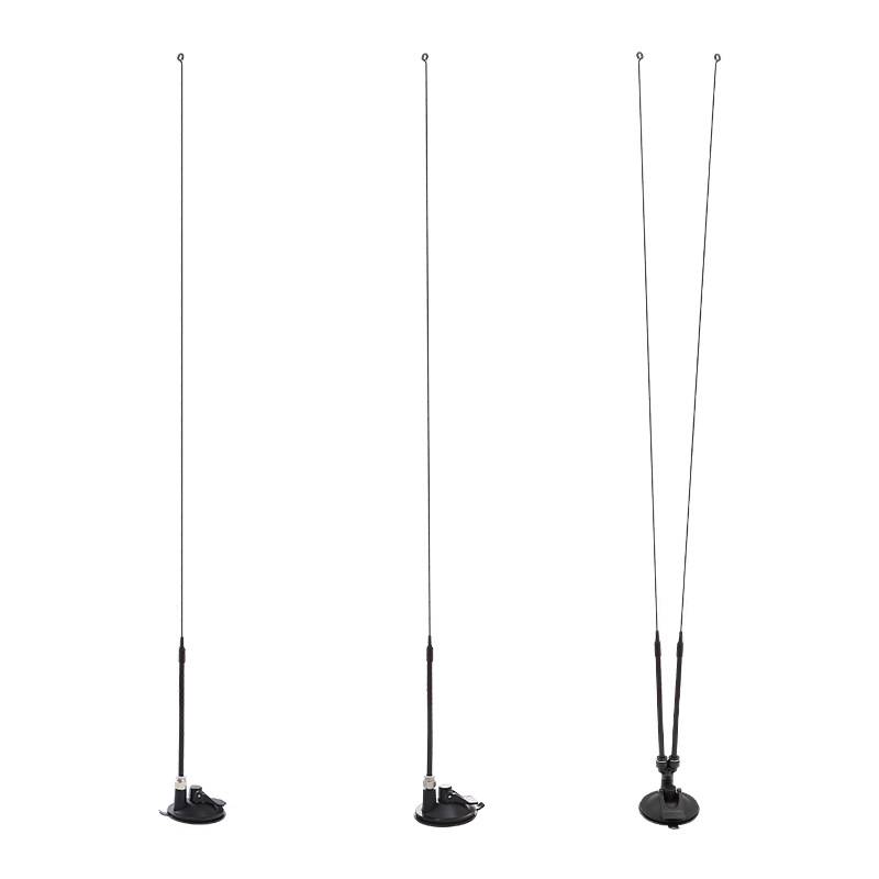Drei schwarze Funkantennen oder Halterungen auf weißem Hintergrund, einschließlich zwei einzelner Peitschenantennen und einer Doppelpeitschenantenne mit rundem Sockel.