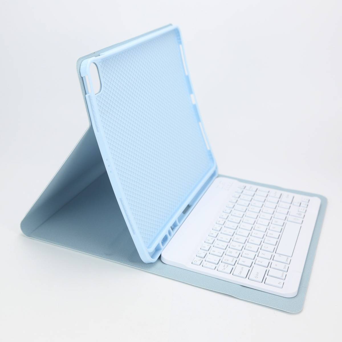 Hellblaue Tablet-Schutzhülle mit integrierter Tastatur, aufgestellt wie ein Ständer auf weißem Hintergrund.