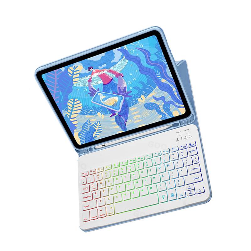 Ein Tablet mit angebrachter Tastatur zeigt eine farbenfrohe Unterwasserszenerie mit einem Schwimmer und Fischen, was auf ein kinderfreundliches Lern- oder Unterhaltungsgerät hindeutet.