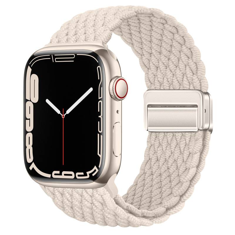 Apple Watch mit schwarzem Analogzifferblatt und cremefarbigem geflochtenem Sportband, in einer Seitenansicht auf weißem Hintergrund dargestellt.