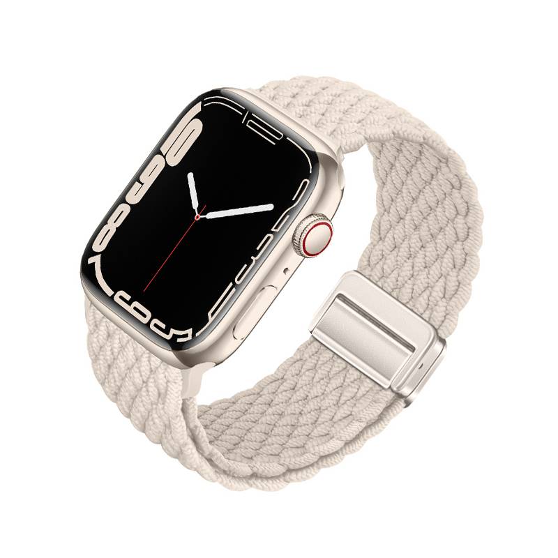 Nahaufnahme einer silbernen Smartwatch mit schwarzem Analogzifferblatt und cremefarbenem geflochtenem Armband auf weißem Hintergrund.
