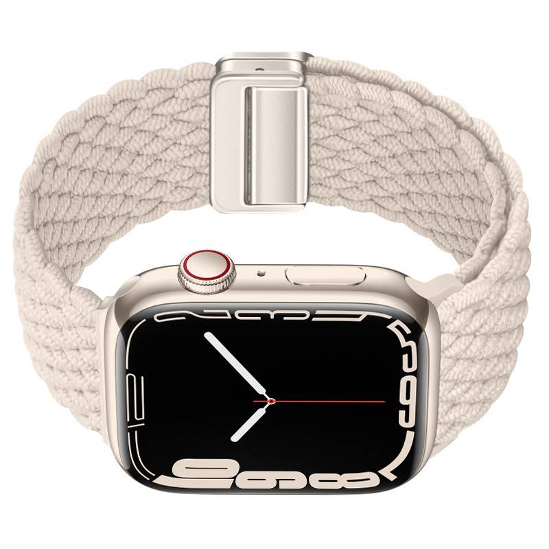 Apple Watch mit hellgeflochtenem Solo Loop-Armband, Vorderansicht mit schwarzem Zifferblatt und silbernem Gehäuse.