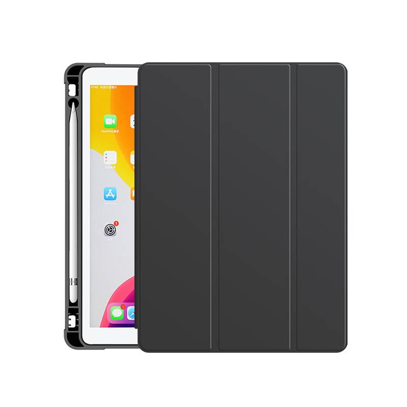 Tablet in einem schwarzen Tri-Fold-Etui mit einem Stylus, der in dem Steckplatz auf der linken Seite verstaut ist, teilweise geöffnet auf weißem Hintergrund gezeigt.