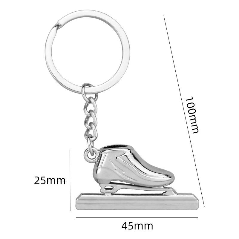 Silberner Eislauf-Schlüsselanhänger mit Abmessungen von 100 mm Höhe, 45 mm Breite und 25 mm Tiefe