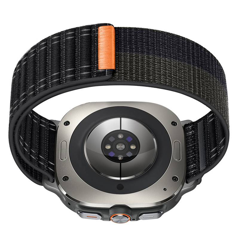 Rückansicht einer Smartwatch mit schwarzem gewebtem Armband und silbernem Gehäuse, das den hinteren Sensor und die seitlichen Tasten zeigt.