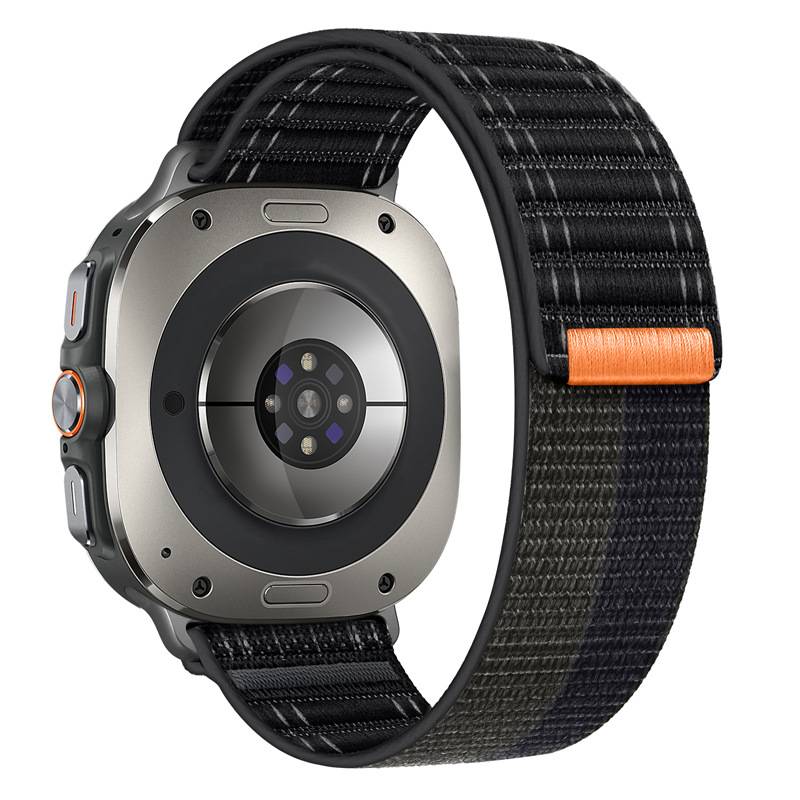 Rückansicht einer quadratischen Smartwatch mit schwarzem gewebtem Band und orangefarbenem Akzent, zeigt die kreisförmige Sensoranordnung auf der Unterseite des Gehäuses.