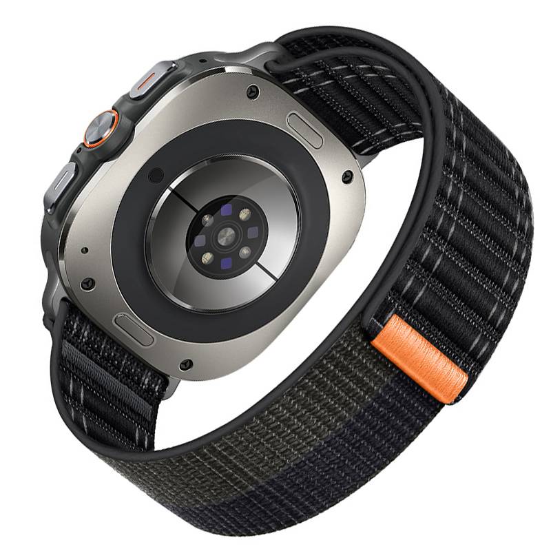 Rückseite einer Smartwatch mit schwarzem gewebtem Armband und orangefarbener Akzentfarbe, zeigt den kreisförmigen Sensor und das Metallgehäuse.
