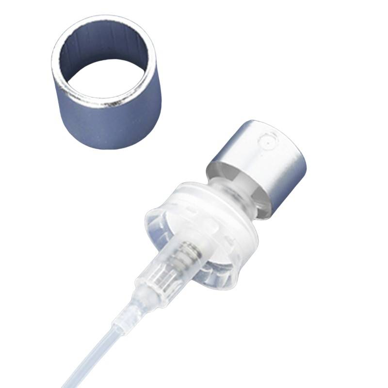 Eine durchsichtige Kunststoff-Sprühpumpe mit einer metallischen Kappe, daneben ein separates silber-blaues Halsband auf weißem Hintergrund dargestellt.