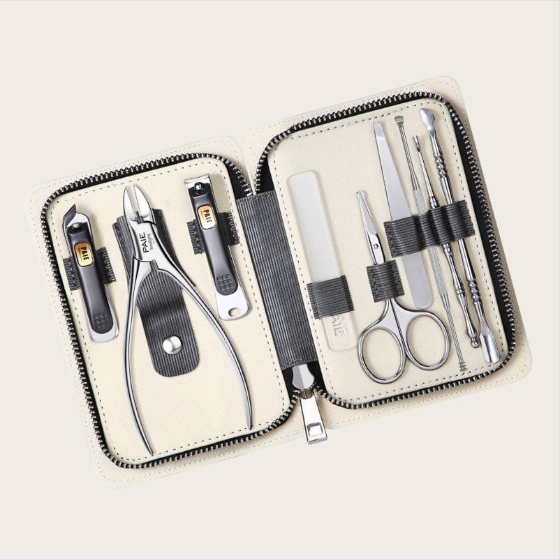 Offenes Maniküre-Set in einem Reißverschlusskoffer mit Nagelknipsern, Nagelhautzangen, Schere, Pinzette und anderen Körperpflege-Werkzeugen.