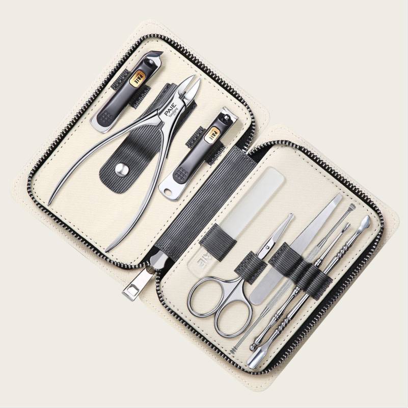 Offenes Maniküre-Set in einem Reißverschluss-Etui mit Nagelknipsern, Nagelhaut-Zangen, Schere, Pinzette und Feile, die in elastischen Schlaufen organisiert sind.