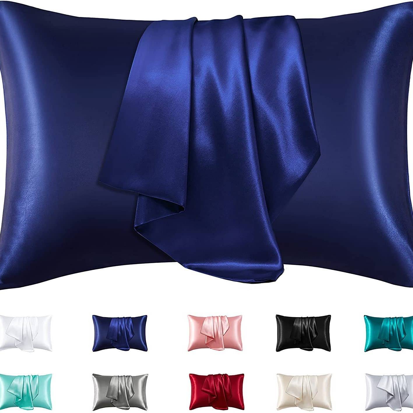 Blauseide Kissenbezug mit zentralem drapiertem schalartigen Stoff; darunter befinden sich kleinere Farboptionen in Weiß, Blau, Rosa, Schwarz, Türkis, Mint, Grau, Rot, Creme und Silber.