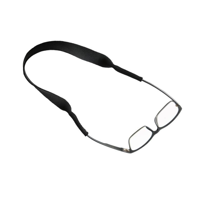 Schwarzgerahmte Brille mit schwarzem Halsband auf weißem Hintergrund.