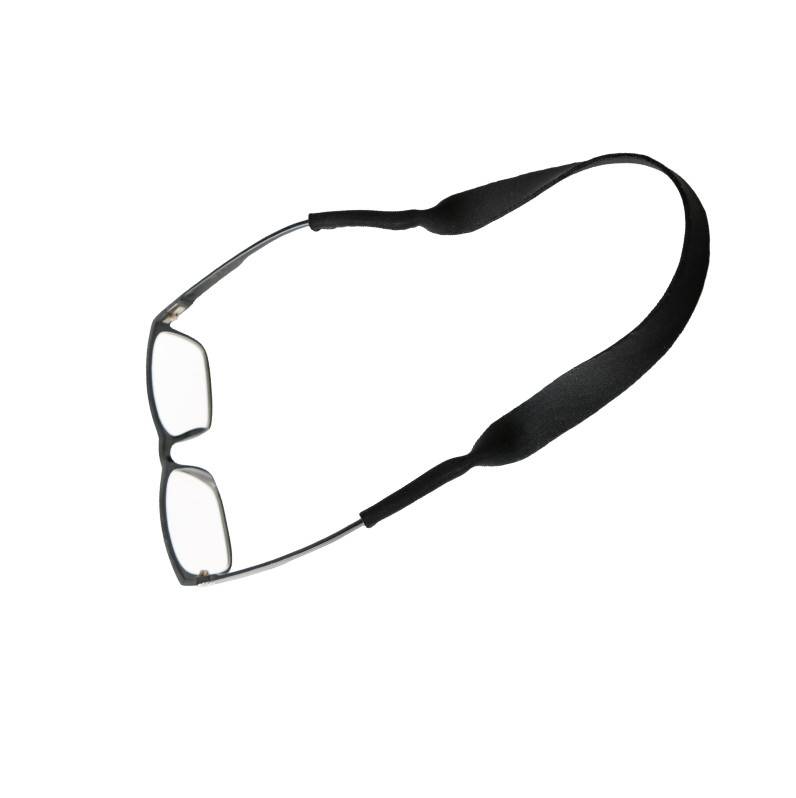 Schwarze rechteckige Brille mit einem dehnbaren schwarzen Riemen, der befestigt ist, auf weißem Hintergrund gezeigt.