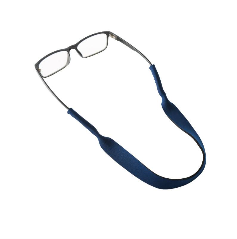 Rechteckige Brillen mit einem dunkelblauem Halsband, das an den Bügeln befestigt ist, auf weißem Hintergrund.