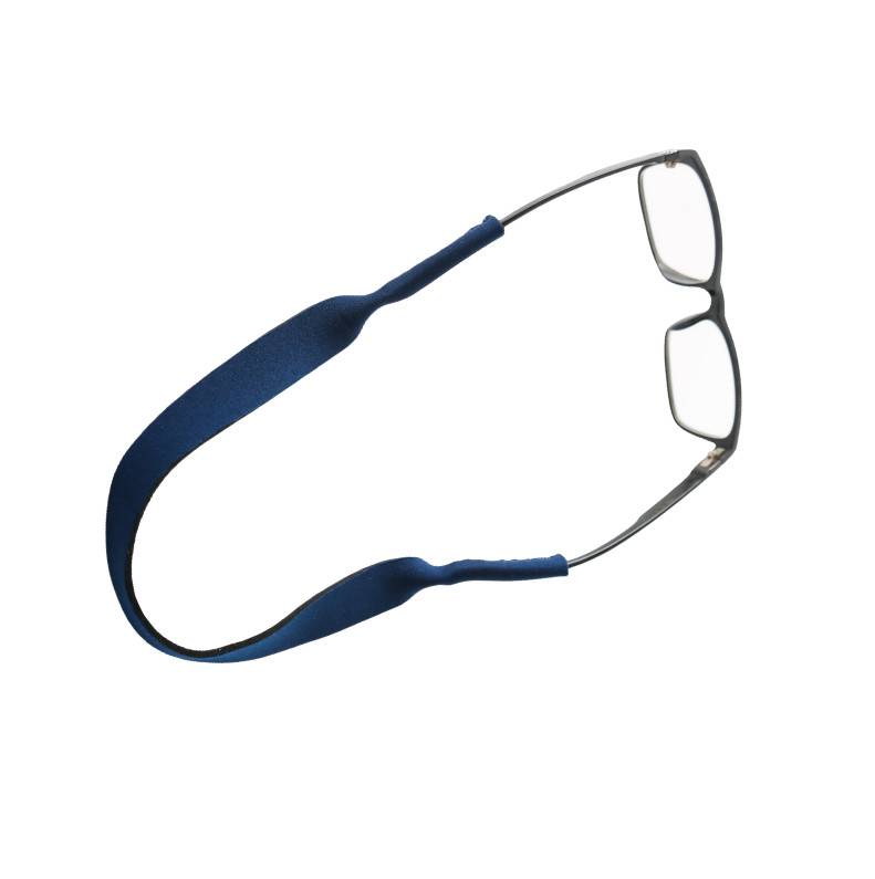 Blauer Brillenbügel oder Brillenkordel, der an einer Brille auf weißem Hintergrund befestigt ist.
