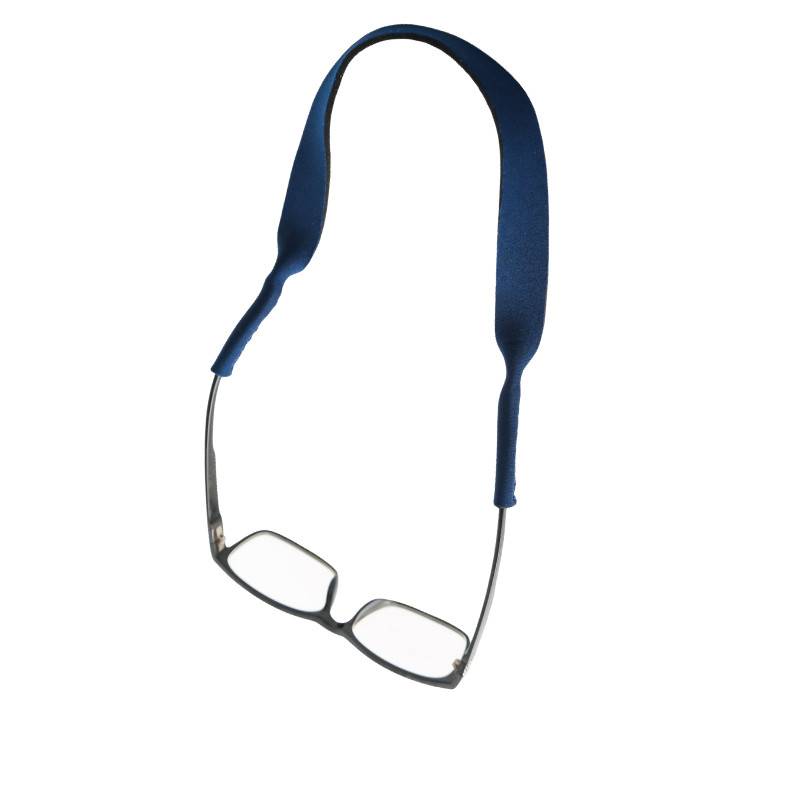 Brille mit einem dunkelblauem Nackenband auf weißem Hintergrund.