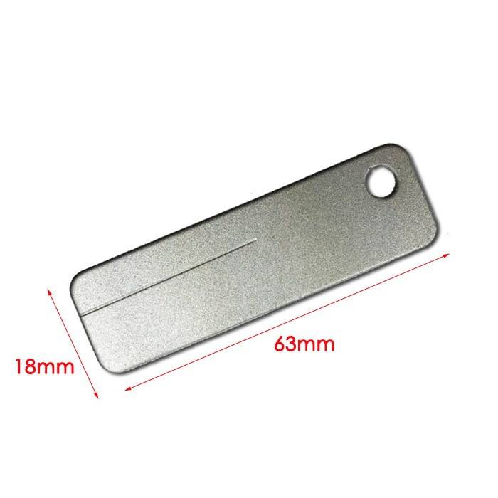 Silberner rechteckiger Metalltag mit Loch, beschriftet 63 mm lang und 18 mm breit.