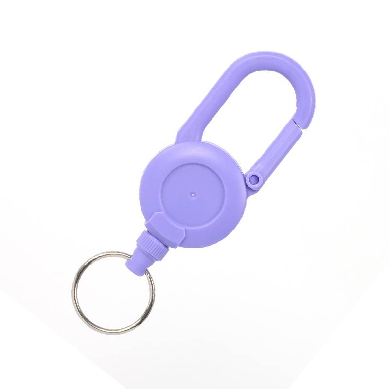 Violette einziehbare Ausweisrolle mit Karabinerhaken und Schlüsselring auf weißem Hintergrund.