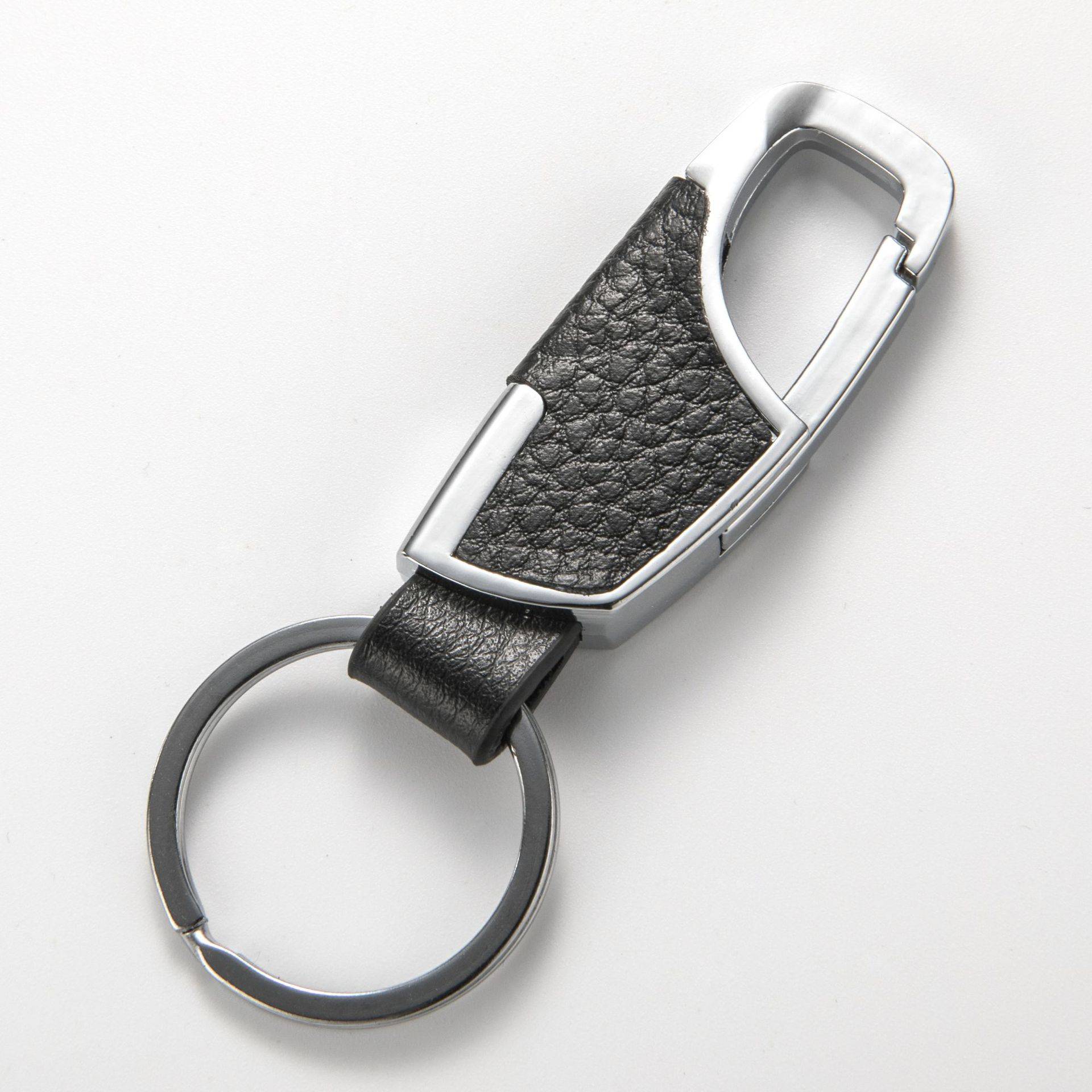 Schwarzes Leder und silbernes Metall-Schlüsselanhänger mit großem Sprengring auf weißem Hintergrund.