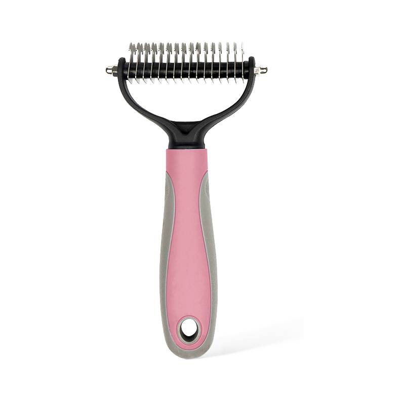 Rosa und grauer Fellpflegekamm mit schwarzem Griff und rotierenden Metallzähnen zum Entfernen von losem Fell.