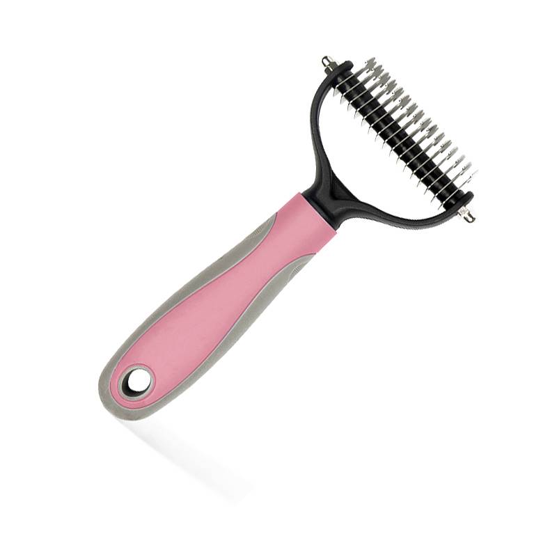 Rosa und grauer Fellpflegekamm zum Entfernen von Unterwolle mit Metallzähnen, auf weißem Hintergrund dargestellt.