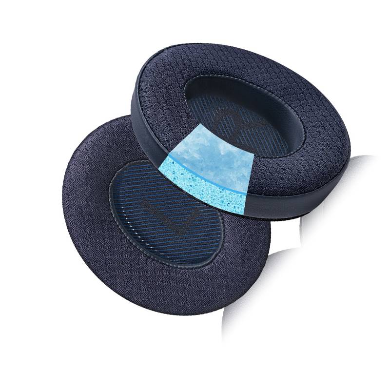Zwei dunkelblau Ohrmuscheln für Over-Ear-Kopfhörer werden übereinander angezeigt, wobei sich eine kleine blaue Schutzfolie über einer Muschel abzieht.