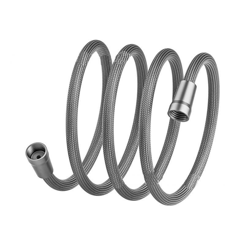 Aufgerollter Edelstahl-Geflechtschlauch mit Gewinde-Metallanschlüssen an beiden Enden, vor weißem Hintergrund dargestellt.