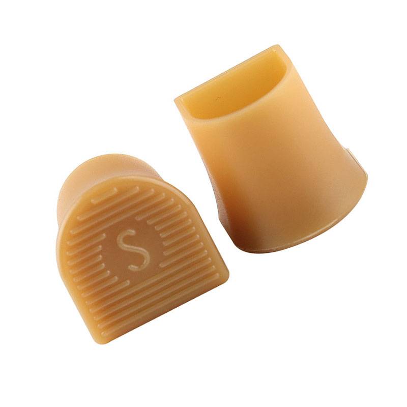 Zwei beige Silikon-Zehenkappen, eine mit strukturierter Sohle und der Größenkennzeichnung „S", auf weißem Hintergrund.