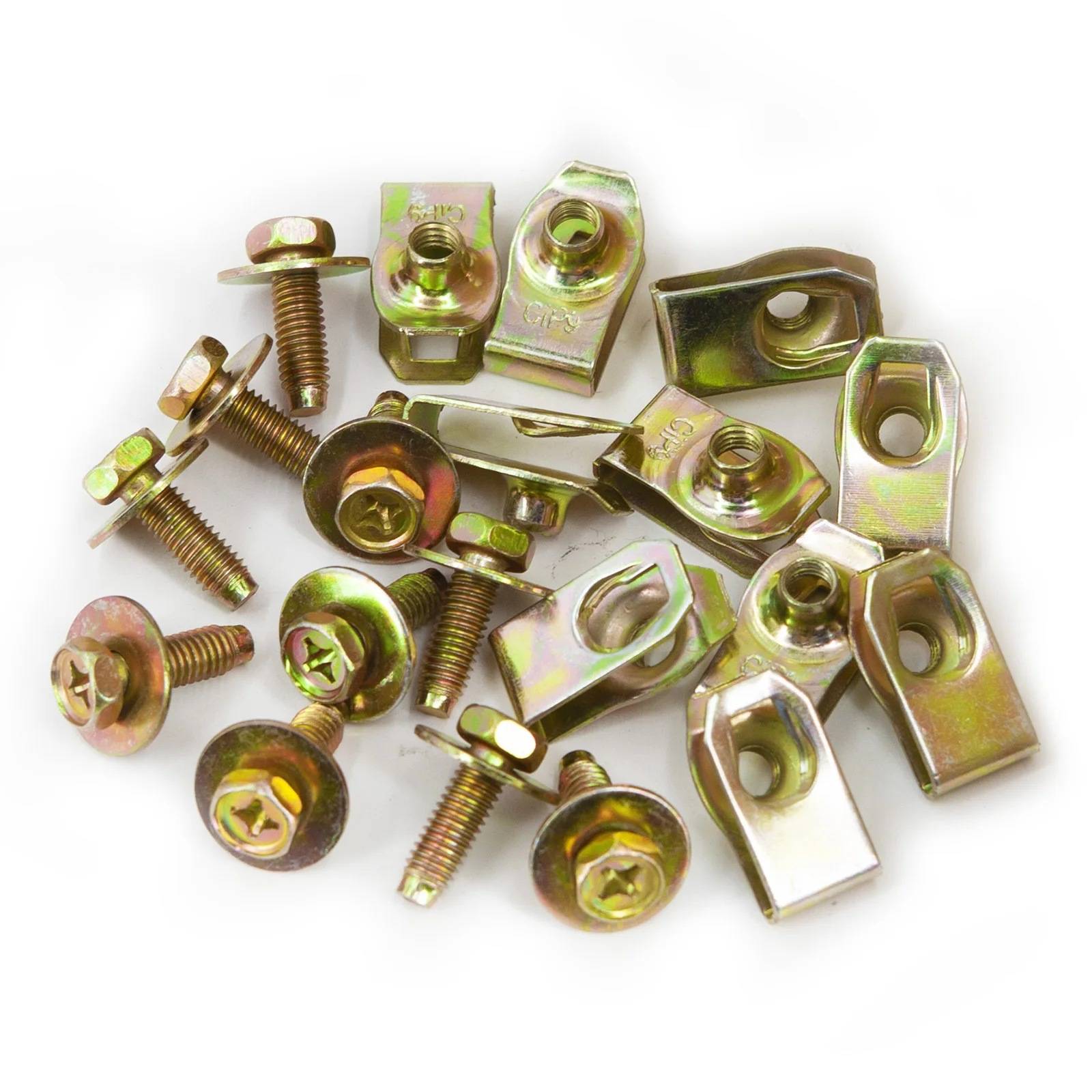 Sortierte Metall-T-Nut-Muttern und Bolzen in Goldfinish, verstreut auf weißem Hintergrund gezeigt.